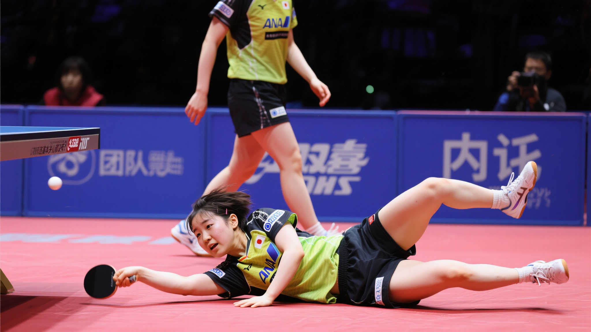 张本美和救球失手摔倒，队友冷漠离去，日本混双内讧再引争议？